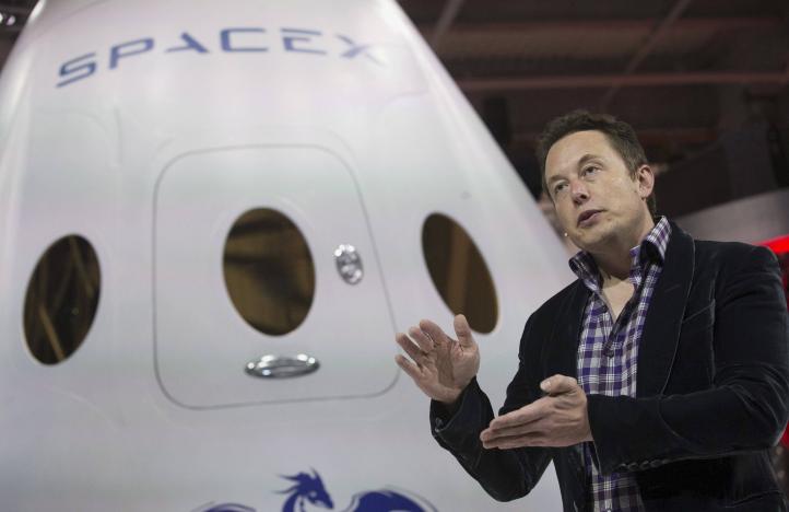 SpaceX CEO Elon Musk speaks after unveiling the Dragon V2 spacecraft in Hawthorne, California, U.S. on May 29, 2014.    REUTERS/Mario Anzuoni/File Photo