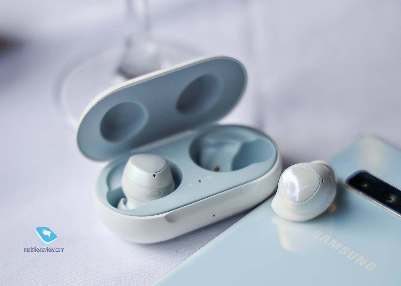 Mobile-review.com Обзор беспроводных наушников Samsung Galaxy Buds (SM-R170)