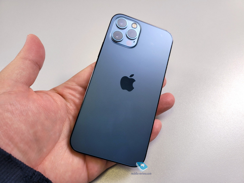 Айфон 14 голубой фото в живую