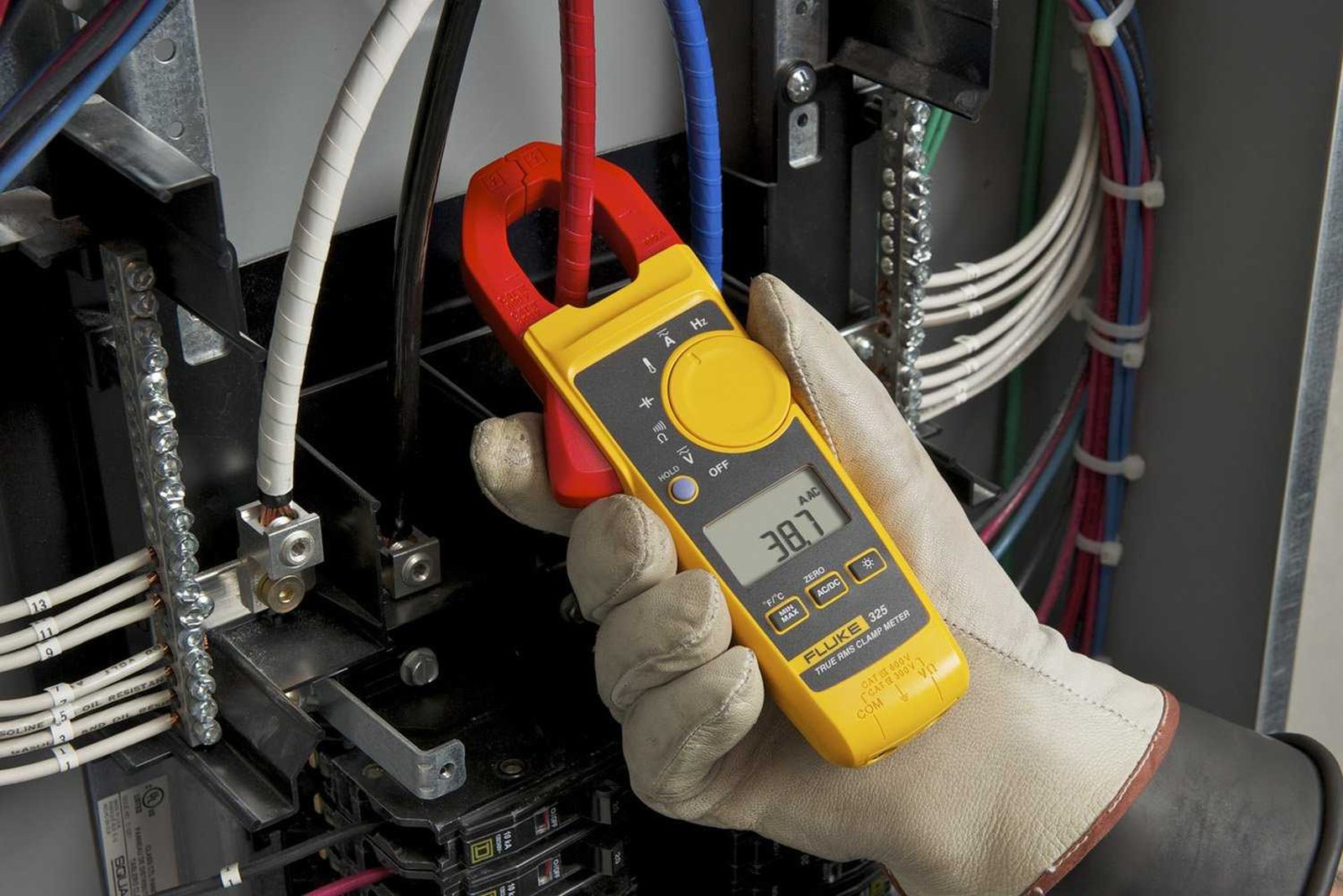 Проверка проводов. Токовые клещи Fluke 303. Fluke-325 true RMS Clamp Meter. Токоизмерительные клещи Fluke 325. Клещи токоизмерительные Fluke 305.