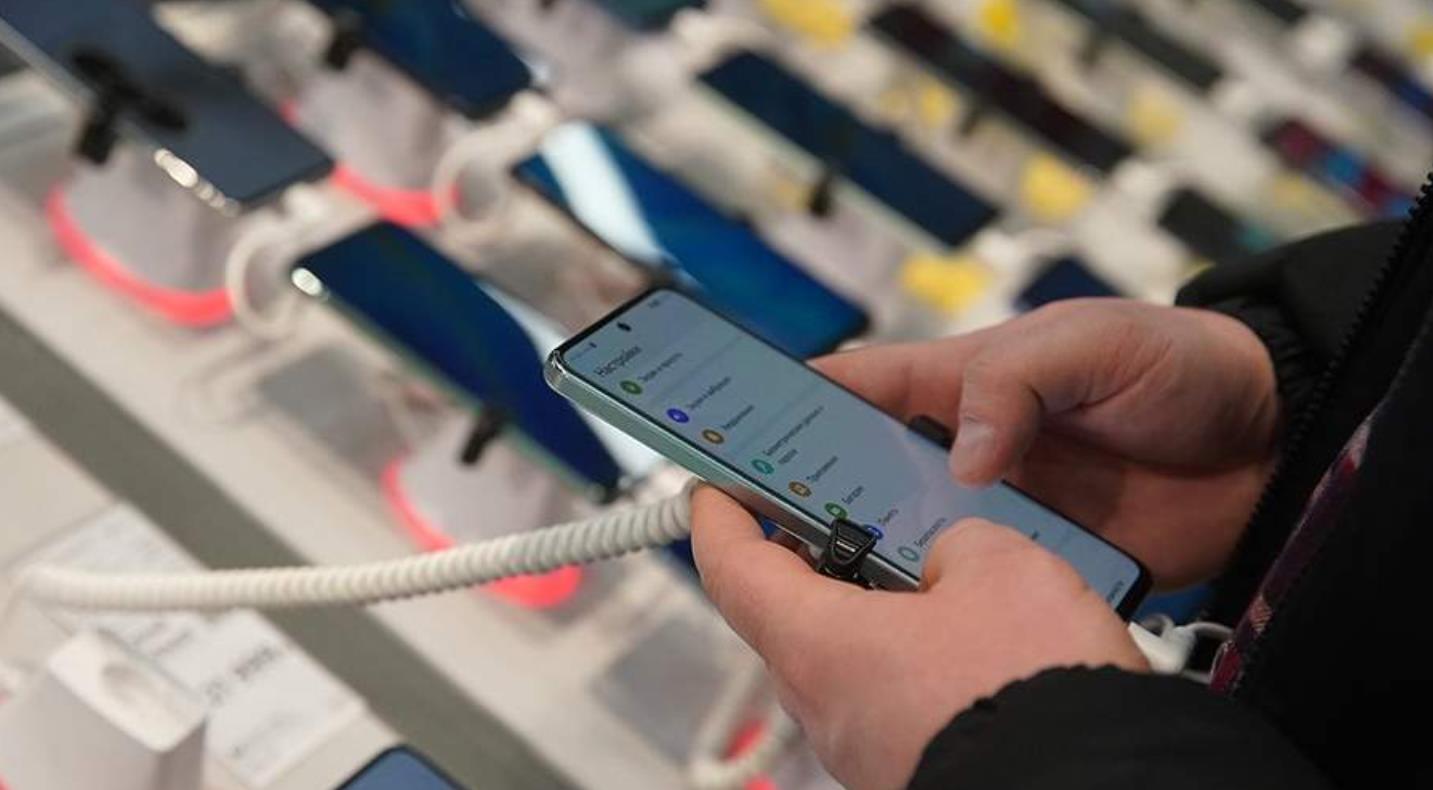 Штучные продажи смартфонов в России вернулись к докризисному уровню ...