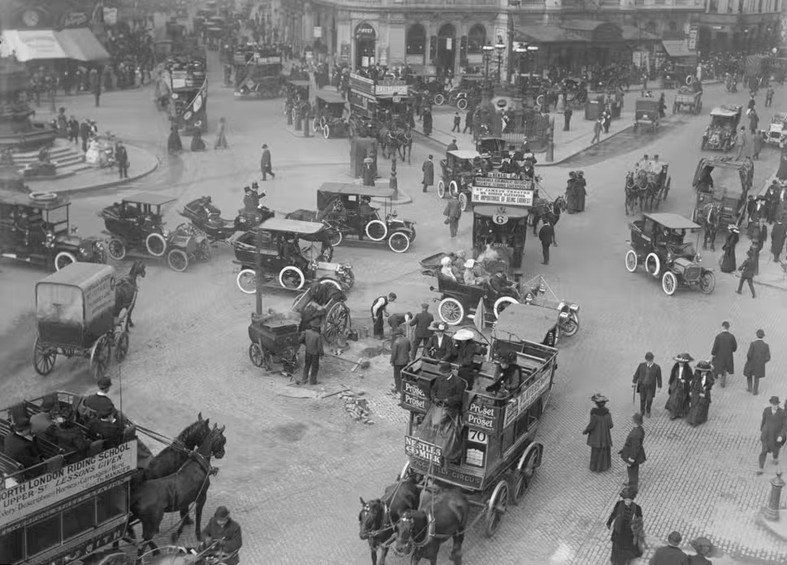 Век движения. Лондон 1910 год. Исторические фото Лондона 1910 года. Дорожное движение в древности. Дорожное движение в старину.