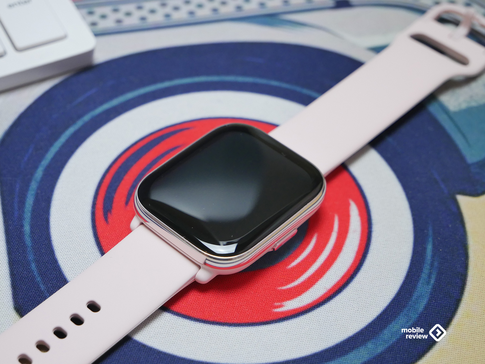 Темный актив 2023. Apple watch se 40mm. Apple watch 6 product Red. Красных Apple watch 40mm. Эппл вотч с красным ремешком.