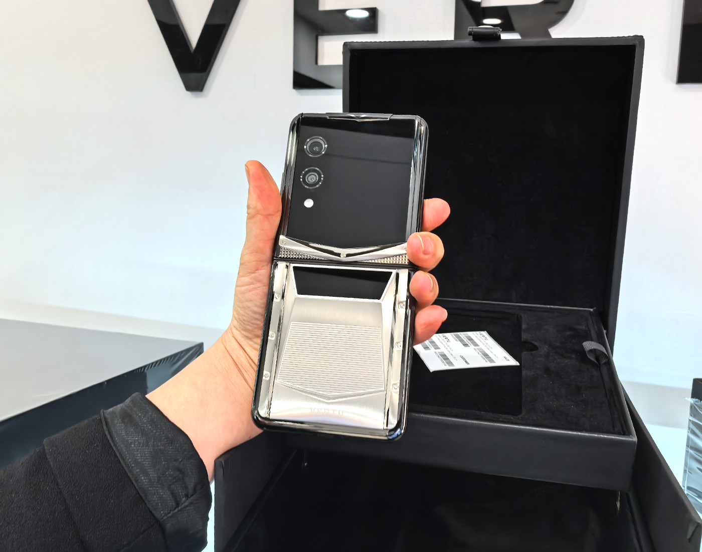 Смартфоны Vertu 2025 года. Китайский бутик в Гонконге