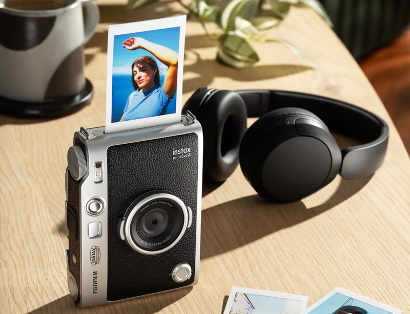 Компания Fujifilm выпустила гибридную камеру Instax Mini Evo 2 с сенсорным экраном