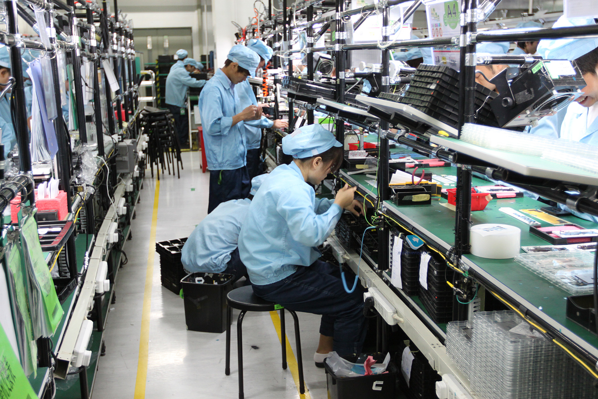 Интернет фабричная. Производство в Китае. Китайцы на конвейере. Завод смартфонов. Завод телефонов в Китае.