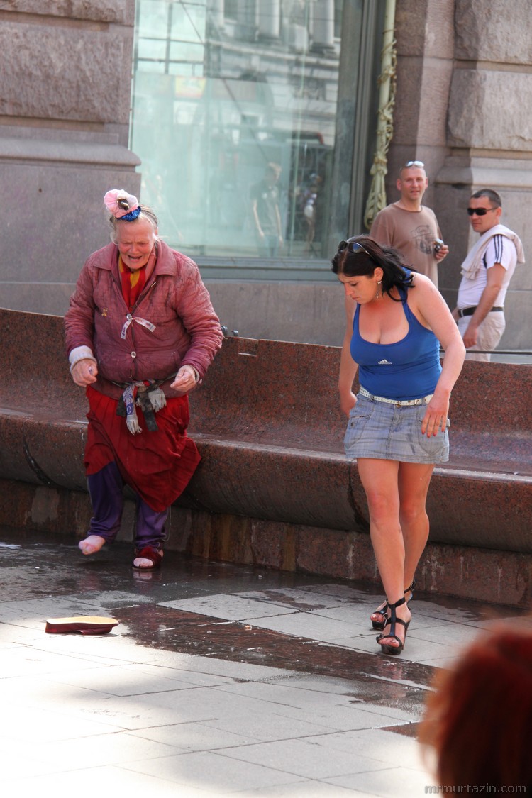 Блогерша из питера с бомжами. Московские бездомные женщины.
