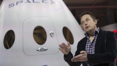 SpaceX CEO Elon Musk speaks after unveiling the Dragon V2 spacecraft in Hawthorne, California, U.S. on May 29, 2014.    REUTERS/Mario Anzuoni/File Photo