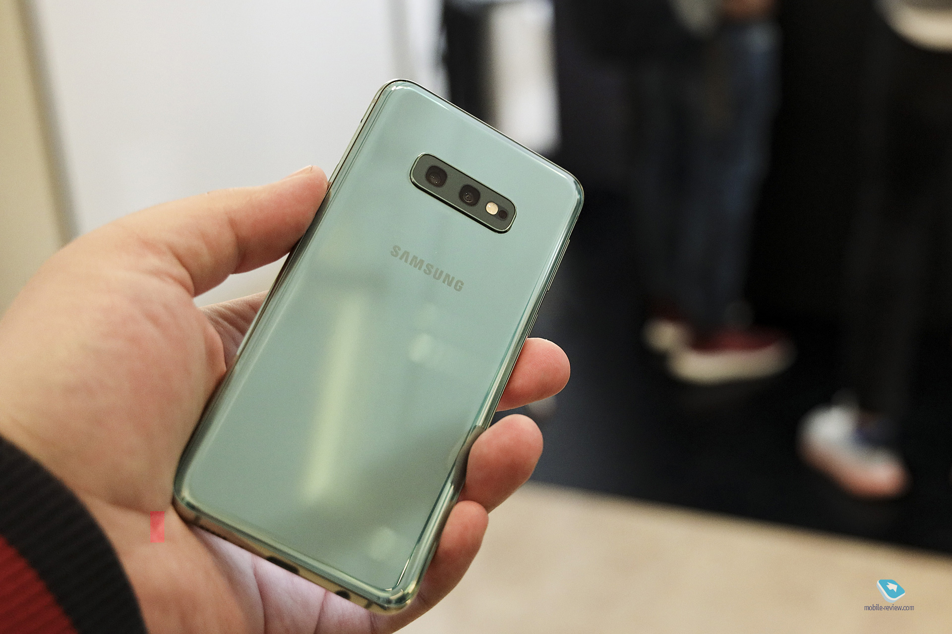 Mobile-review.com Первый взгляд на Samsung Galaxy S10e